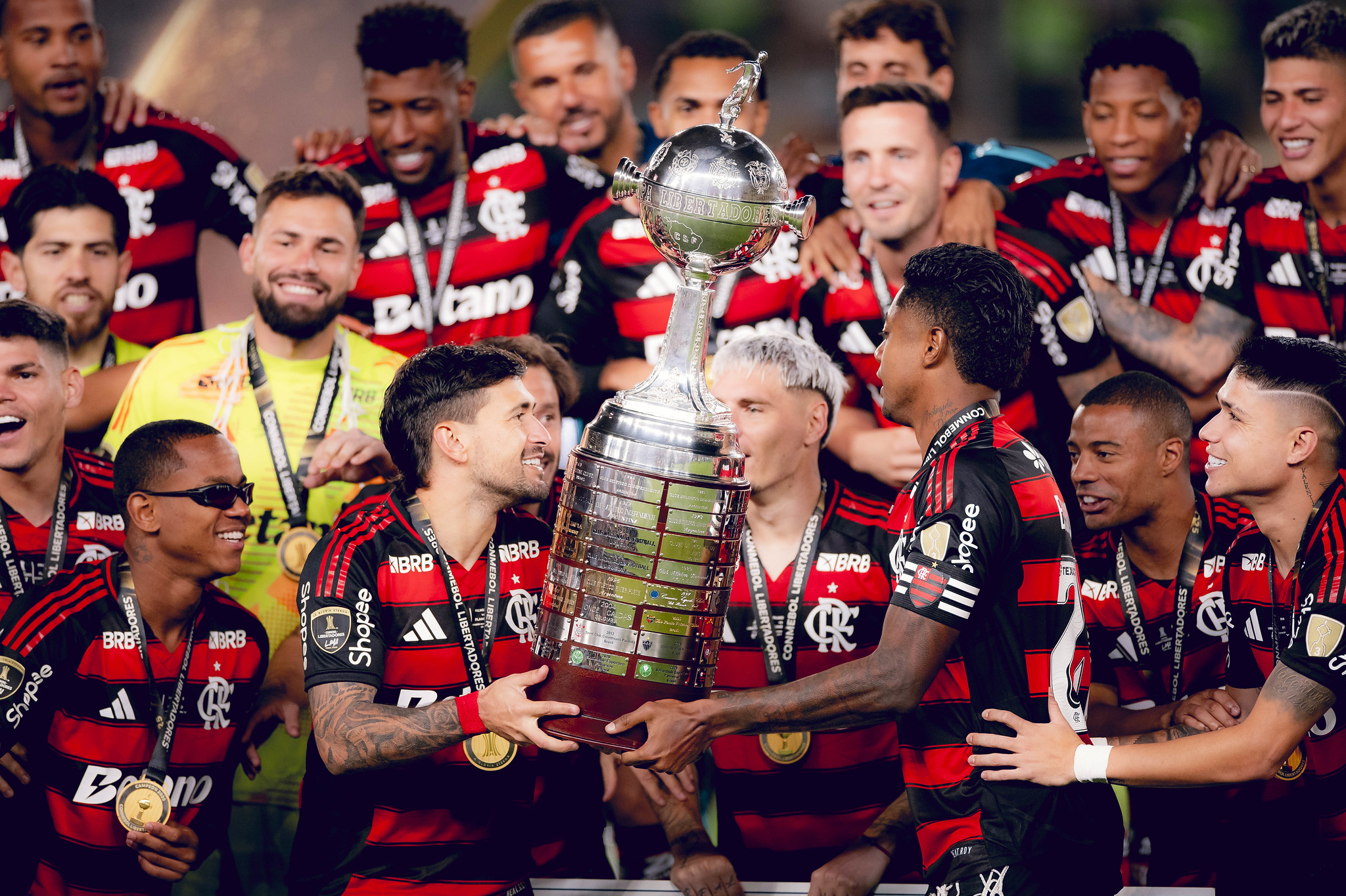jogadores do fkamengo erguem a taça