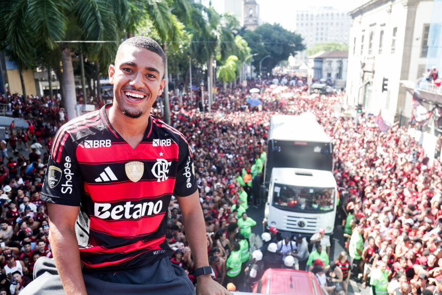 Multidão flamenguista comemora no Rio de Janeiro