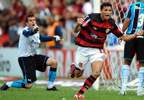 Ronaldo Angelim marca o gol do título do Hexa de 2009 contra o Grêmio
