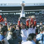 Zico levanta a taça