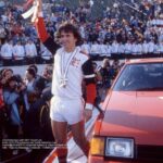 Zico mostra o premio, carro que ganhou