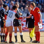 Capitães Zico e Phil Thompson se cumprimentam no inicio do jogo