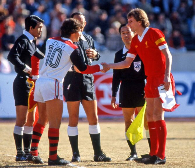 Capitães Zico e Phil Thompson se cumprimentam no inicio do jogo