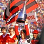 Zico levanta a taça do Mundial 1981