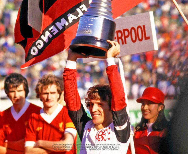 Zico levanta a taça do Mundial 1981