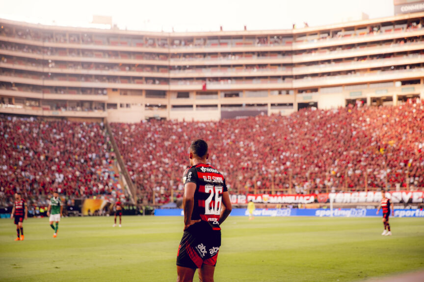 Torcida do Flamengo no estadio de Lima final da taça libertadores