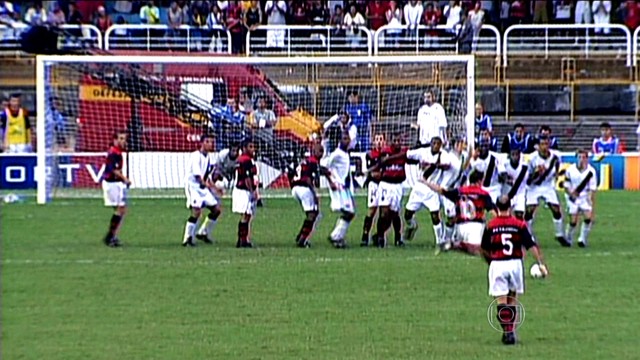 Dejan Petkovic cobrando a falta que garantiu o Tricampeonato de 2001