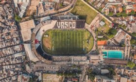 Estadio antigo, mal iluminado e de dificil acesso