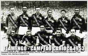 Time do Flamengo campeão carioca de 1953 com o Maracanã lotado ao fundo, provando a imensa torcida antes da existência da Rede Globo. É uma falacia que o Flamengo é o time da globo