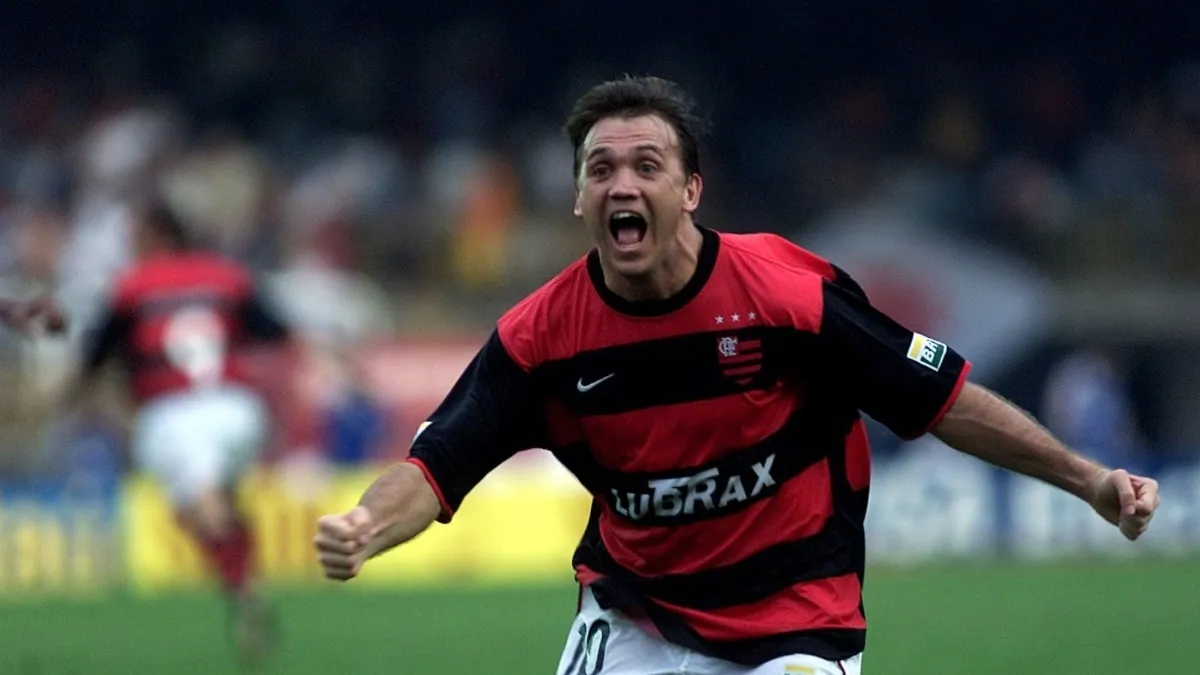 Tricampeonato de 2001: Petkovic comemora o gol de falta histórico contra o Vasco no Maracanã.