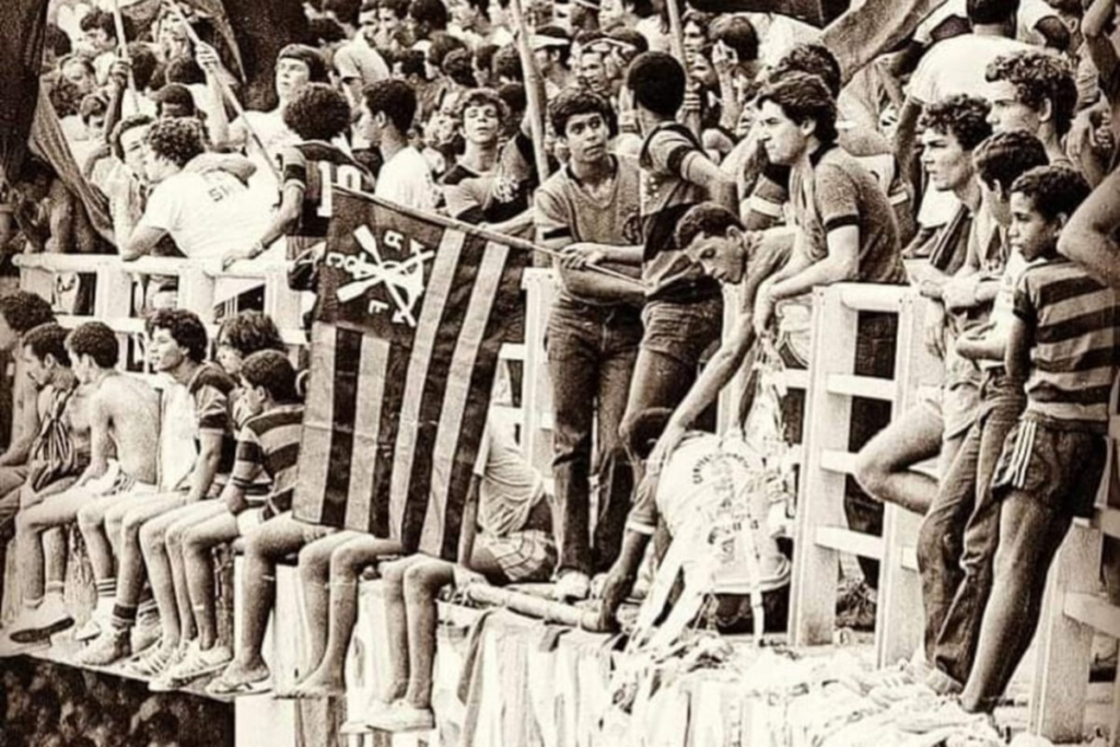 Torcida do Flamengo lotando o estadio em 1940, provando que o Flamengo era gigante antes da Rede Globo. Flamengo é o time da globo é uma falácia.