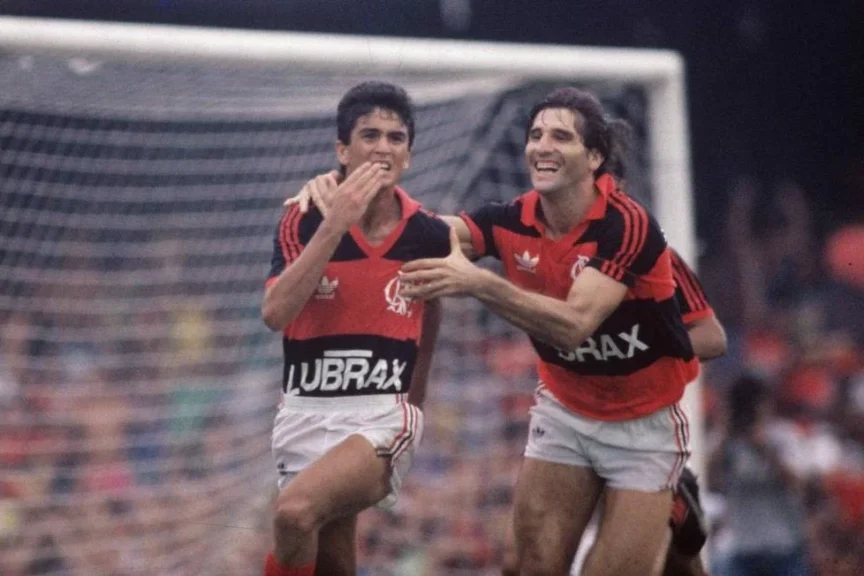 Bebeto com a camisa rubro-negra em 1987, anos antes da polêmica saída de Bebeto do Flamengo."