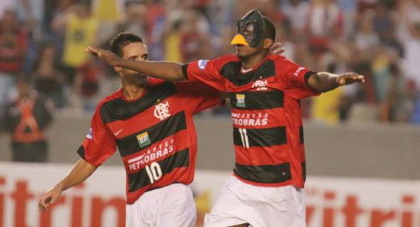 Renato Abreu comemorando gol com a máscara de Urubu no Flamengo.