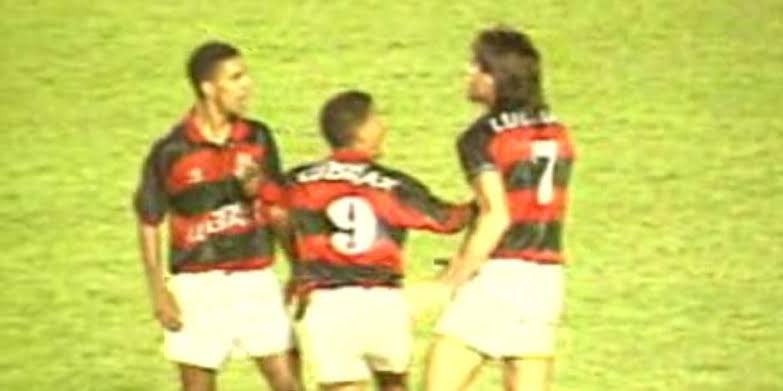 Briga entre Djalminha e Renato Gaúcho antes da saída de Djalminha e Marcelinho Carioca do Flamengo.